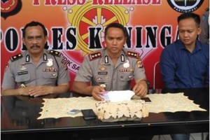 Kapolres Kuningan AKBP M. Syahduddi, SIK yang didampingi oleh Kabag Ops Kompol Erawan Kusmayadi dan Kasat Reskrim AKP Ujang Saputra, 